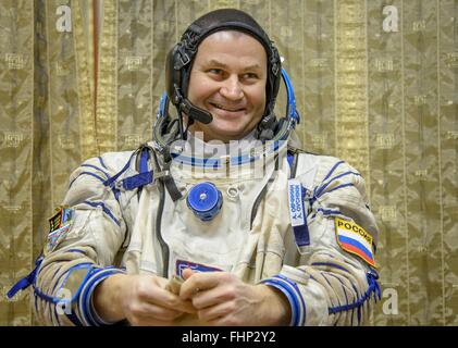 Star City, Russland. 25. Februar 2016. Internationale Raumstation ISS-Expedition 47 russische Kosmonaut Alexei Ovchinin zieht seinen Sokol Anzug während der Abschlussqualifikation Prüfungen auf der Gagarin-Kosmonautentrainingszentrum 25. Februar 2016 in Star City, Russland. Stockfoto