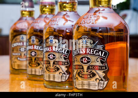 Viele Flaschen Whisky Chivas Regal Stockfoto