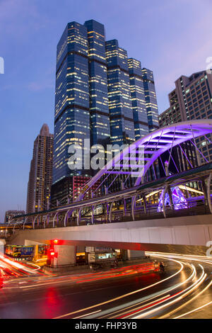 öffentliche Skywalk in Bangkok Innenstadt Quadrat Nacht im Gewerbegebiet, Twilight Stadtbild und Licht Stockfoto