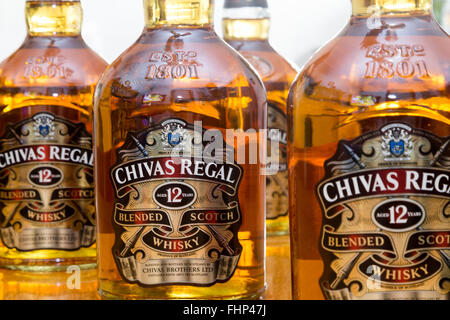 Viele Flaschen Whisky Chivas Regal Stockfoto