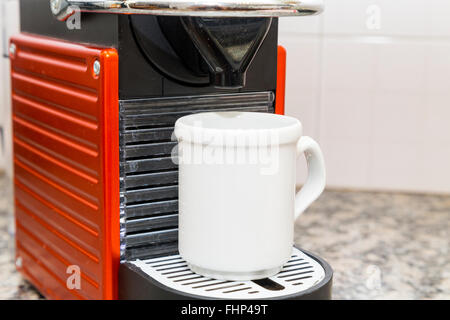 Nespresso-Maschine macht Kaffee Stockfoto