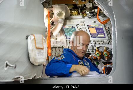 Star City, Russland. 25. Februar 2016. Internationale Raumstation ISS-Expedition 47 amerikanische Astronaut Jeff Williams in der Sojus-Simulator während der Abschlussqualifikation Prüfungen auf der Gagarin-Kosmonautentrainingszentrum 25. Februar 2016 in Star City, Russland. Stockfoto
