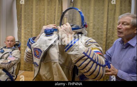 Star City, Russland. 25. Februar 2016. Internationale Raumstation ISS-Expedition 47 russische Kosmonaut Alexei Ovchinin zieht seinen Sokol Anzug während der Abschlussqualifikation Prüfungen auf der Gagarin-Kosmonautentrainingszentrum 25. Februar 2016 in Star City, Russland. Stockfoto