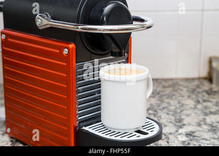 Nespresso-Maschine macht Kaffee Stockfoto