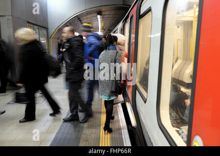 Fahrgäste ein-und aussteigen ein Rohr-Zug auf der Undergraound in London UK KATHY DEWITT Stockfoto