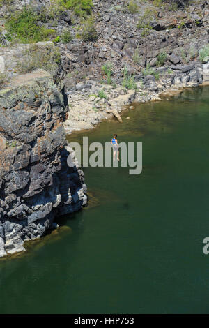 Person Sprung von einer Klippe in der Clark Fork River in Alberton Schlucht in der Nähe von Alberton, montana Stockfoto