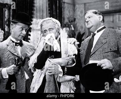 STAN LAUREL, Oliver Hardy, A-HAUNTING WIR GEHEN, 1942 Stockfoto