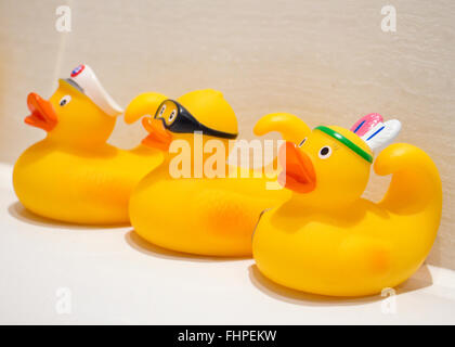 Spielzeug-Enten für das Spiel mit in der Badewanne Stockfoto
