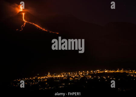 Explosion-Ätna-Nacht Stockfoto