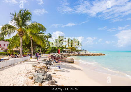 Dickenson Bay Beach im Norden Antigua mit blauen Himmel und das türkisblaue Meer an einem sonnigen Tag, Antigua und Barbuda, West Indies Stockfoto