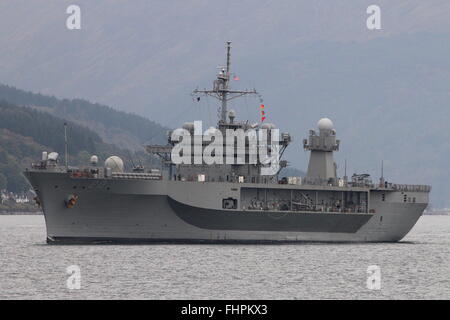 USS Mount Whitney (GBA-20), ein Kommandoschiff der Blue-Ridge-Klasse der US Navy, Kopf nach unten den Firth of Clyde. Stockfoto