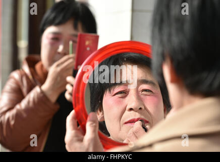 Yuncheng, China Shanxi Provinz. 25. Februar 2016. Ein Darsteller der Huaibang Oper macht sich vor dem Spiel im Wuhen Village in Yuanqu Grafschaft, Nord-China Shanxi Provinz, 25. Februar 2016. Huaibang Oper, ein lokales Spiel stammt aus der späten Ming-Dynastie (1368-1633) wurde aufgenommen, als die erste Gruppe des immateriellen Kulturerbes in Shanxi im Jahr 2008 und es heute noch im täglichen Leben der lokalen Bewohner verwurzelt ist. © Cao Yang/Xinhua/Alamy Live-Nachrichten Stockfoto