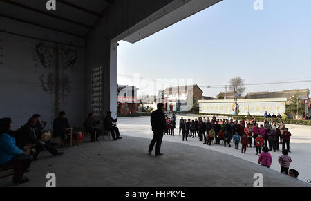 Yuncheng, China Shanxi Provinz. 25. Februar 2016. Wei Shiqi führt lokale Nachfolger der Huaibang Oper für Dorfbewohner im Wuhen Village in Yuanqu Grafschaft, Nord-China Shanxi Provinz, 25. Februar 2016. Huaibang Oper, ein lokales Spiel stammt aus der späten Ming-Dynastie (1368-1633) wurde aufgenommen, als die erste Gruppe des immateriellen Kulturerbes in Shanxi im Jahr 2008 und es heute noch im täglichen Leben der lokalen Bewohner verwurzelt ist. © Cao Yang/Xinhua/Alamy Live-Nachrichten Stockfoto