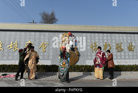 Yuncheng, China Shanxi Provinz. 25. Februar 2016. Interpreten der Huaibang Oper vorbereiten bevor Sie ein Spiel im Wuhen Village in Yuanqu Grafschaft, Nord-China Shanxi Provinz, 25. Februar 2016. Huaibang Oper, ein lokales Spiel stammt aus der späten Ming-Dynastie (1368-1633) wurde aufgenommen, als die erste Gruppe des immateriellen Kulturerbes in Shanxi im Jahr 2008 und es heute noch im täglichen Leben der lokalen Bewohner verwurzelt ist. © Cao Yang/Xinhua/Alamy Live-Nachrichten Stockfoto