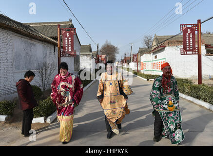 Yuncheng, China Shanxi Provinz. 25. Februar 2016. Interpreten der Huaibang Oper geht auf ihre ihre Wuhen Village in Yuanqu Grafschaft, Nord-China Shanxi Provinz, 25. Februar 2016. Huaibang Oper, ein lokales Spiel stammt aus der späten Ming-Dynastie (1368-1633) wurde aufgenommen, als die erste Gruppe des immateriellen Kulturerbes in Shanxi im Jahr 2008 und es heute noch im täglichen Leben der lokalen Bewohner verwurzelt ist. © Cao Yang/Xinhua/Alamy Live-Nachrichten Stockfoto