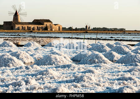 Pfannen von Trapani mit Windmühlen, in Sizilien Stockfoto