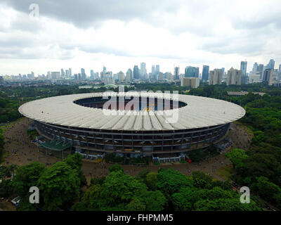 Jakarta, Indonesien. 21. Februar 2016. JAKARTA, Indonesien - Februar 21: Ein Blick auf Gelora Bung Karno Stadium in Jakarta, Indonesien. Das Gelora Bung Karno Stadium (ehemals Gelora Senayan Main Stadium) ist ein Mehrzweck-Stadion befindet sich innerhalb der Gelora Bung Karno Sports Complex, Senayan, Zentral-Jakarta, Indonesien. Das Stadion ist nach ersten Carondelet Sukarno, Indonesien überwiegend für Fußballspiele genutzt ist und eine Kapazität von mehr als 88.083 hat benannt. © Sijori Bilder/ZUMA Draht/Alamy Live-Nachrichten Stockfoto