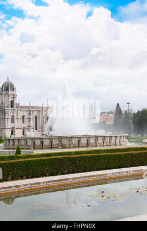 Jerónimos Kloster Belem in Lissabon, der Hauptstadt von Portugal und der Praça Império: Gärten und einem großen Brunnen Stockfoto