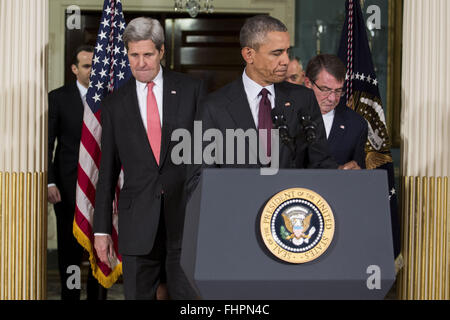 Washington, District Of Columbia, USA. 25. Februar 2016. United States Secretary Of State John Kerry, links, US-Präsident Barack Obama, zentrieren und US-Verteidigungsminister Ashton Carter kommen, um eine Erklärung nach dem Treffen mit Präsident Obama National Security Council im Außenministerium, 25. Februar 2016 in Washington, DC zu machen. Die Tagung hatte die Situation mit ISIS und Syrien, zusammen mit anderen regionalen Fragen. Bildnachweis: ZUMA Press, Inc./Alamy Live-Nachrichten Stockfoto