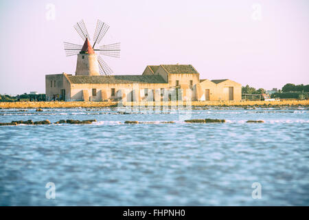 Pfannen von Trapani mit Windmühlen, in Sizilien Stockfoto