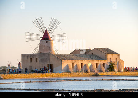 Pfannen von Trapani mit Windmühlen, in Sizilien Stockfoto