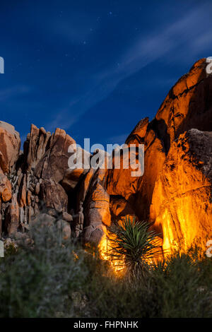 JOSHUA TREE, CA-Februar 22: Camper Feuer Licht auf den Felsen in Joshua Tree, Kalifornien 22. Februar 2016. Stockfoto