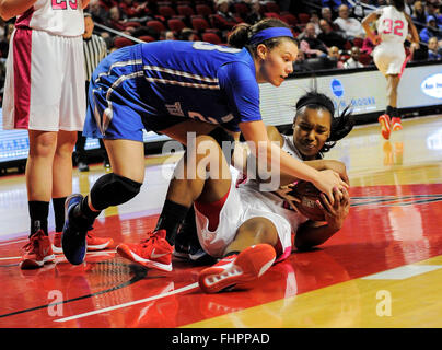25. Februar 2016 match Western Kentucky Lady Topper vorwärts Taylor Brown (2) und Middle Tennessee Lady Raiders Gabby Lyon (23) Kampf für den lockeren Ball nach vorne während einer NCAA Frauen Basketball-Spiel zwischen den MTSU Lady Blue Raiders Vs Western Kentucky Lady Topper in E. A. Diddle Arena in Bowling Green Kentucky (Fotos von Steve Roberts/Cal Sport Media Stockfoto