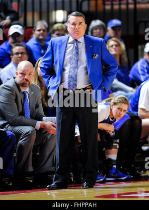 25. Februar 2016 Cheftrainer Middle Tennessee Lady Raiders Rick Insell mit seinen Händen an seiner Hüfte in Ekel, während eine NCAA Frauen Basketball-Spiel zwischen den MTSU Lady Blue Raiders Vs Western Kentucky Lady Topper in E. A. Diddle Arena in Bowling Green Kentucky (Fotos von Steve Roberts/Cal Sport Media steht Stockfoto