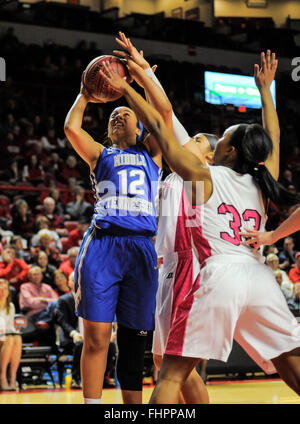 25. Februar 2016 match Middle Tennessee Lady Raiders Guard/Forward Brea Edwards (12) auf der Spur bei einer NCAA Frauen-Basketball-Spiel gefoult wird zwischen die MTSU Lady Blue Raiders Vs Western Kentucky Lady Topper in E. A. Diddle Arena in Bowling Green Kentucky (Fotos von Steve Roberts/Cal Sport Media Stockfoto