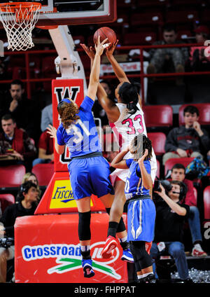 25. Februar 2016 blockiert Western Kentucky Lady Topper vorwärts Jalynn McClain (33) hat ihren Schuss von Middle Tennessee Lady Raiders forward TiAnna Porter (31) während eine NCAA Frauen Basketball-Spiel zwischen den MTSU Lady Blue Raiders Vs Western Kentucky Lady Topper in E. A. Diddle Arena in Bowling Green Kentucky (Fotos von Steve Roberts/Cal Sport Media Stockfoto