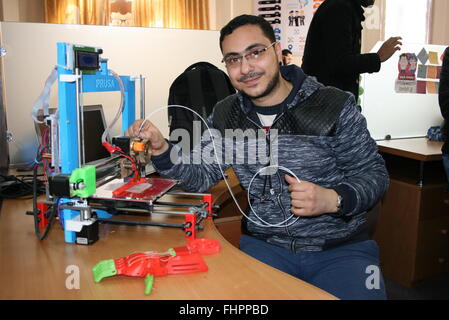 Gaza, Palästina. 2. Februar 2016. Mohammed Abu Matar sitzt an seinem Schreibtisch an der islamischen Universität Gaza in Gaza, Palestine, 2. Februar 2016. Der jungen Mann will produzieren Teile mit einem handgefertigten 3D-Drucker zur Reparatur größerer Maschinen - und verdienen Sie Geld mit seiner eigenen Firma. Foto: Stefanie Jaerkel/Dpa/Alamy Live News Stockfoto