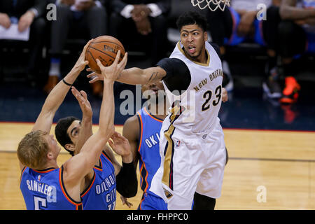 New Orleans, LA, USA. 25. Februar 2016. New Orleans Pelikane weiterleiten Anthony Davis (23) bei einem NBA-Basketball-Spiel zwischen den Oklahoma City Thunder und die New Orleans Pelikane im Smoothie King Center in New Orleans, Louisiana Stephen Lew/CSM/Alamy Live-Nachrichten Stockfoto