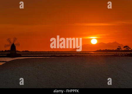 Sonnenuntergang, Pfannen von Trapani mit Windmühlen, in Sizilien Stockfoto