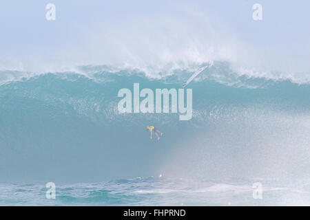Haleiwa, Hawaii, USA. 25. Februar 2016. 25. Februar 2016 - Grant Baker nimmt eine schlechte Wipeout während der Aktion bei der 2016 Eddie Aikau Big Wave Invitational präsentiert von Quicksilver im Waimea Bay in Haleiwa, HI Credit: Cal Sport Media/Alamy Live News Stockfoto