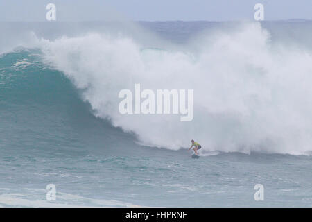 Haleiwa, Hawaii, USA. 25. Februar 2016. 25. Februar 2016 - Greg Long reitet eine Welle während der Aktion bei der 2016 Eddie Aikau Big Wave Invitational präsentiert von Quicksilver im Waimea Bay in Haleiwa, HI Credit: Cal Sport Media/Alamy Live News Stockfoto