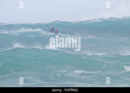 Haleiwa, Hawaii, USA. 25. Februar 2016. 25. Februar 2016 - Wasser-Patrouille schützt das Wasser während der Aktion bei der 2016 Eddie Aikau Big Wave Invitational präsentiert von Quicksilver im Waimea Bay in Haleiwa, HI Credit: Cal Sport Media/Alamy Live News Stockfoto