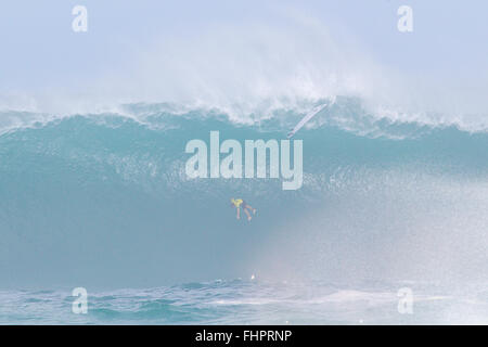 Haleiwa, Hawaii, USA. 25. Februar 2016. 25. Februar 2016 - Grant Baker nimmt eine schlechte Wipeout während der Aktion bei der 2016 Eddie Aikau Big Wave Invitational präsentiert von Quicksilver im Waimea Bay in Haleiwa, HI Credit: Cal Sport Media/Alamy Live News Stockfoto