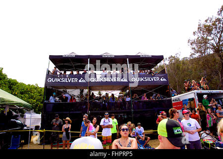 Haleiwa, Hawaii, USA. 25. Februar 2016. 25. Februar 2016 - Fans sehen den Wettbewerb aus allen Blickwinkeln während der Aktion bei der 2016 Eddie Aikau Big Wave Invitational präsentiert von Quicksilver im Waimea Bay in Haleiwa, HI Credit: Cal Sport Media/Alamy Live News Stockfoto