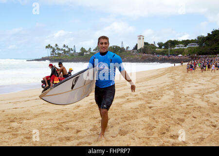 Haleiwa, Hawaii, USA. 25. Februar 2016. 25. Februar 2016 - Koa Rothman lächelt nach seiner Hitze während der Aktion bei der 2016 Eddie Aikau Big Wave Invitational präsentiert von Quicksilver im Waimea Bay in Haleiwa, HI Credit: Cal Sport Media/Alamy Live News Stockfoto