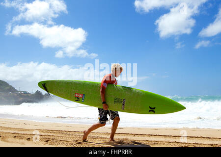 Haleiwa, Hawaii, USA. 25. Februar 2016. 25. Februar 2016 - John Florence bereitet sich auf seine Hitze während der Aktion bei der 2016 Eddie Aikau Big Wave Invitational präsentiert von Quicksilver im Waimea Bay in Haleiwa, HI Credit: Cal Sport Media/Alamy Live News Stockfoto