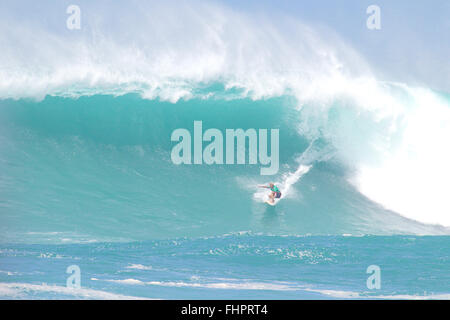 Haleiwa, Hawaii, USA. 25. Februar 2016. 25. Februar 2016 - John Florence reitet eine Welle während der Aktion bei der 2016 Eddie Aikau Big Wave Invitational präsentiert von Quicksilver im Waimea Bay in Haleiwa, HI Credit: Cal Sport Media/Alamy Live News Stockfoto