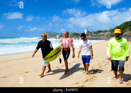 Haleiwa, Hawaii, USA. 25. Februar 2016. 25. Februar 2016 - Kelly Slater Spaziergänge am Strand nach seiner Hitze während der Aktion bei der 2016 Eddie Aikau Big Wave Invitational präsentiert von Quicksilver im Waimea Bay in Haleiwa, HI Credit: Cal Sport Media/Alamy Live News Stockfoto