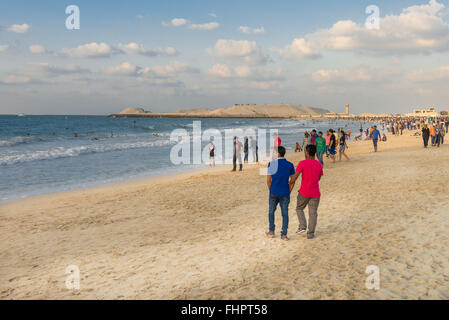 Dubai, Vereinigte Arabische Emirate - 2. Dezember 2014: viele Touristen auf den Strand von Jumeirah Marina an einem sonnigen Tag. Der berühmte und Lu Stockfoto