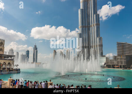 Dubai, Vereinigte Arabische Emirate - 2. Dezember 2014: Blick auf den Burj Khalifa und Brunnen auf dem Burj Khalifa-See. Das höchste Gebäude Stockfoto