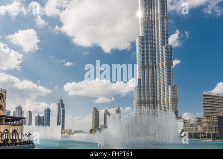 Dubai, Vereinigte Arabische Emirate - 2. Dezember 2014: Blick auf den Burj Khalifa und Brunnen auf dem Burj Khalifa-See. Das höchste Gebäude Stockfoto