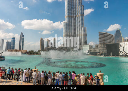 Dubai, Vereinigte Arabische Emirate - 2. Dezember 2014: Blick auf den Burj Khalifa und Brunnen auf dem Burj Khalifa-See. Das höchste Gebäude Stockfoto