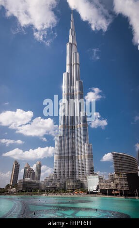 Dubai, Vereinigte Arabische Emirate - 2. Dezember 2014: Blick auf den Burj Khalifa, das höchste Gebäude der Welt, auf 828 m. Befindet sich auf Stockfoto