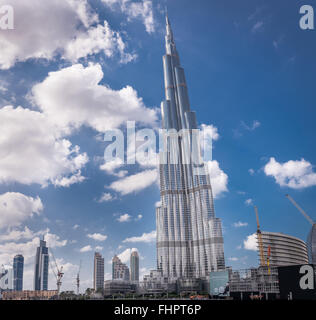 Dubai, Vereinigte Arabische Emirate - 2. Dezember 2014: Blick auf den Burj Khalifa, das höchste Gebäude der Welt, auf 828 m. Befindet sich auf Stockfoto