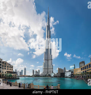 Dubai, Vereinigte Arabische Emirate - 2. Dezember 2014: Blick auf den Burj Khalifa, das höchste Gebäude der Welt, auf 828 m. Befindet sich auf Stockfoto