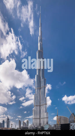 Dubai, Vereinigte Arabische Emirate - 2. Dezember 2014: Blick auf den Burj Khalifa, das höchste Gebäude der Welt, auf 828 m. Auf Down Stockfoto